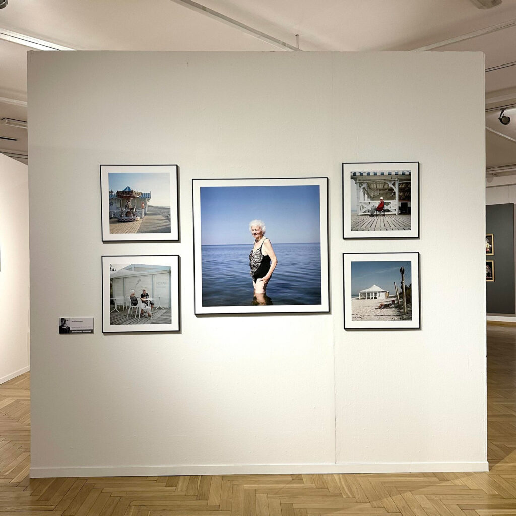 Instalacja fotograficzna "American Dreaming" Wyróżnienie honorowe na XIII Biennale Artystyczne Olsztyn 2024.